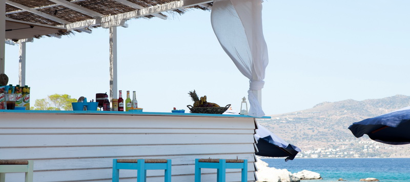 Το beach bar στη Νήσο Μονή